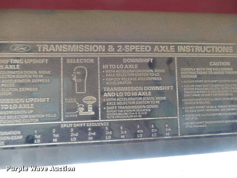 image for item DA3393 1992 Ford F700 truck cab and chassis