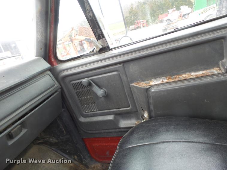 image for item DA3393 1992 Ford F700 truck cab and chassis