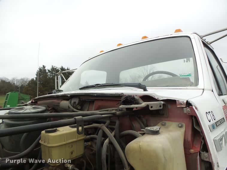 image for item DA3393 1992 Ford F700 truck cab and chassis