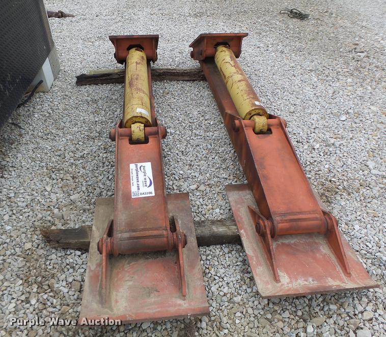 image for item DA3396 (2) hydraulic outriggers with pads