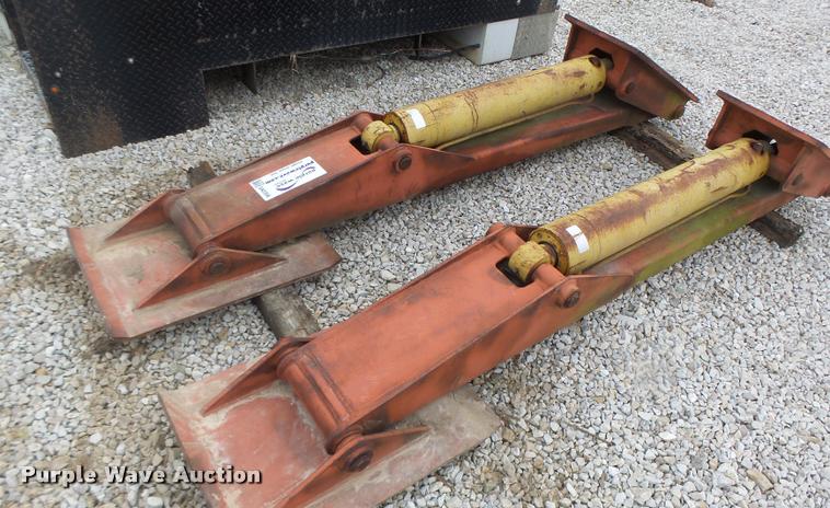 image for item DA3396 (2) hydraulic outriggers with pads