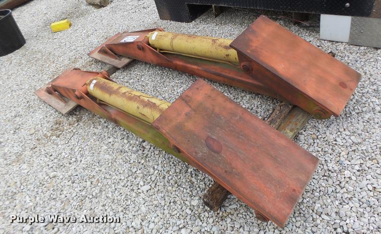 image for item DA3396 (2) hydraulic outriggers with pads