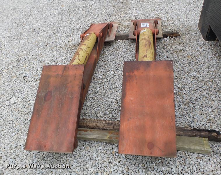 image for item DA3396 (2) hydraulic outriggers with pads