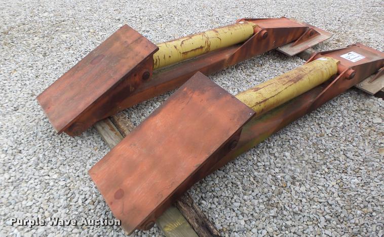 image for item DA3396 (2) hydraulic outriggers with pads