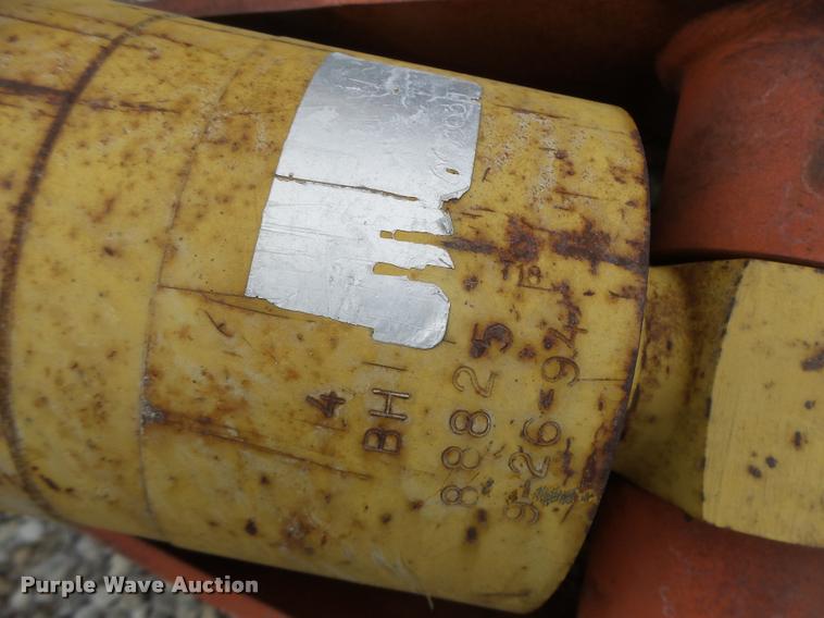 image for item DA3396 (2) hydraulic outriggers with pads