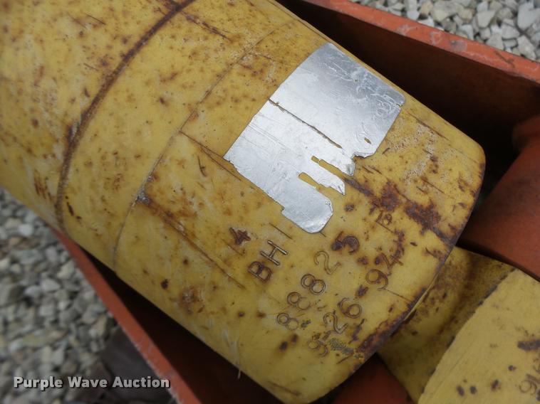 image for item DA3396 (2) hydraulic outriggers with pads