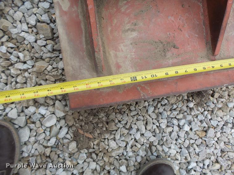 image for item DA3396 (2) hydraulic outriggers with pads