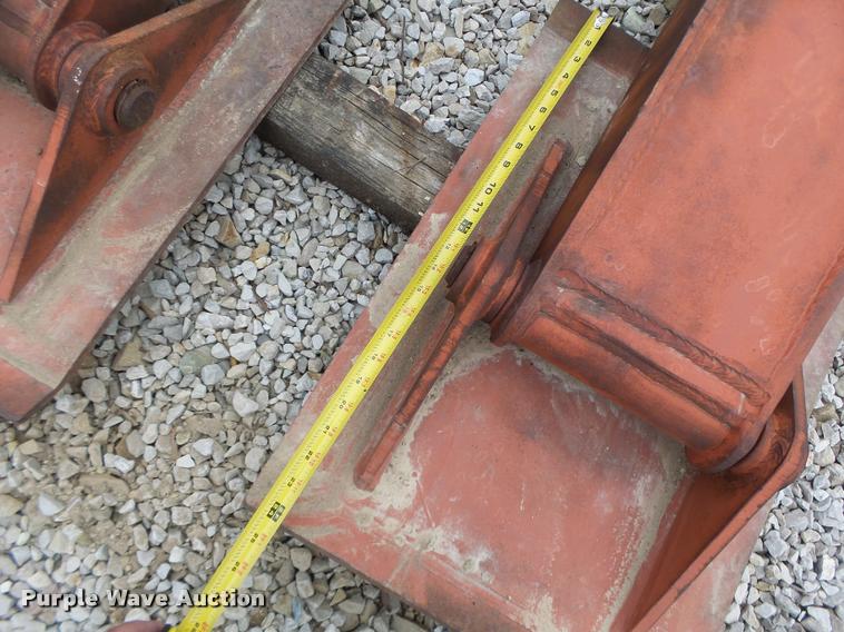 image for item DA3396 (2) hydraulic outriggers with pads