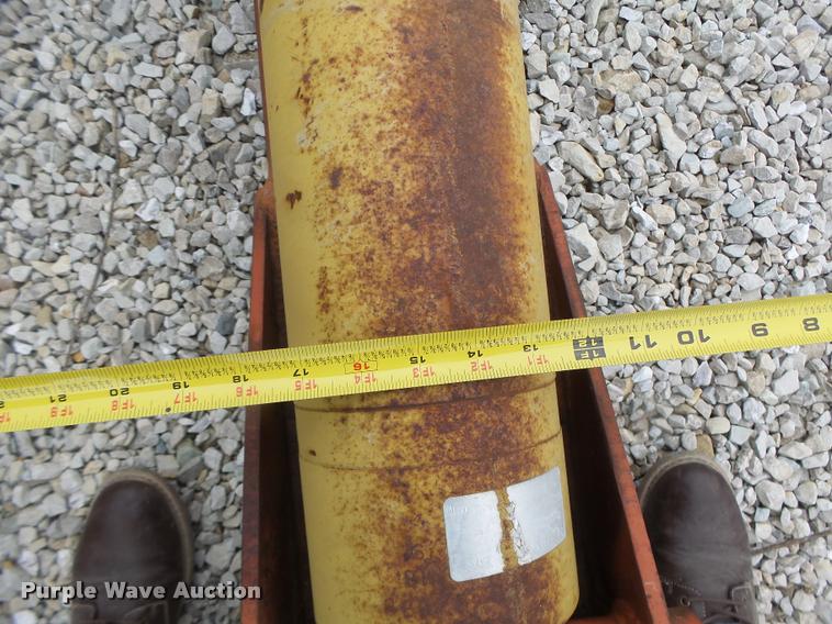 image for item DA3396 (2) hydraulic outriggers with pads