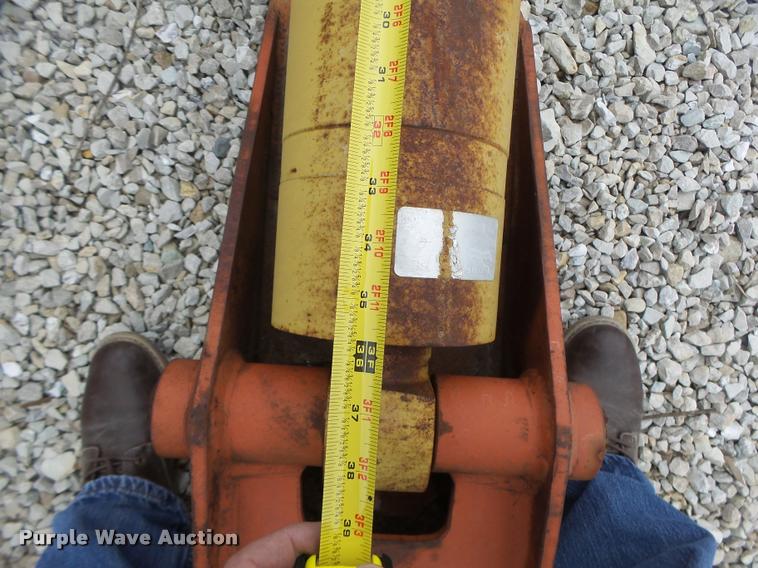 image for item DA3396 (2) hydraulic outriggers with pads