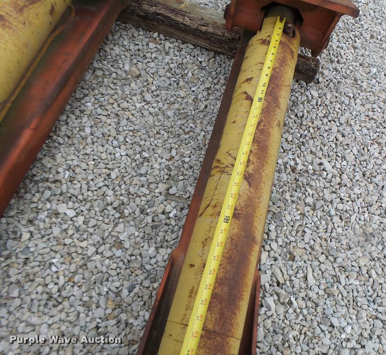 image for item DA3396 (2) hydraulic outriggers with pads