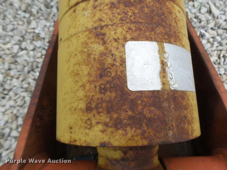 image for item DA3396 (2) hydraulic outriggers with pads