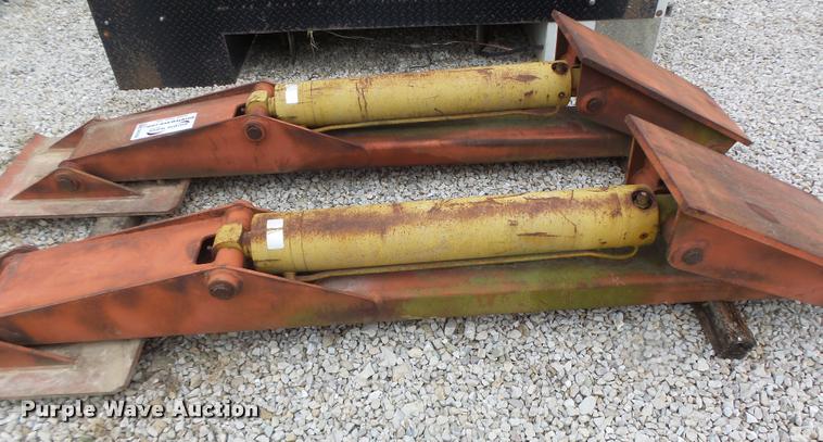 image for item DA3396 (2) hydraulic outriggers with pads