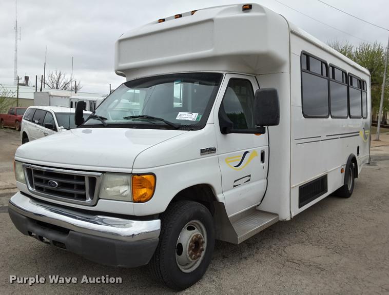 image for item DA6015 2007 Ford Econoline E450 shuttle bus