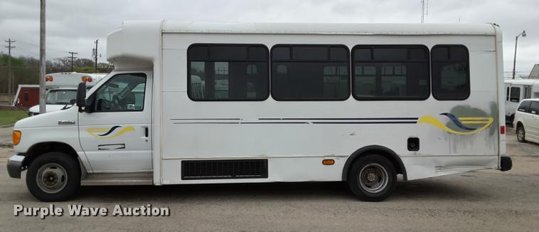 image for item DA6015 2007 Ford Econoline E450 shuttle bus