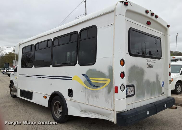 image for item DA6015 2007 Ford Econoline E450 shuttle bus