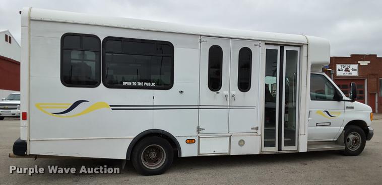 image for item DA6015 2007 Ford Econoline E450 shuttle bus