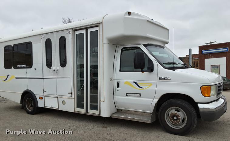 image for item DA6015 2007 Ford Econoline E450 shuttle bus