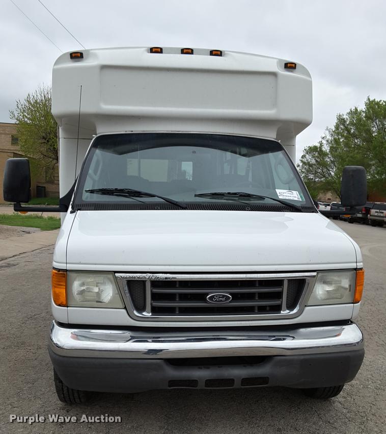 image for item DA6015 2007 Ford Econoline E450 shuttle bus