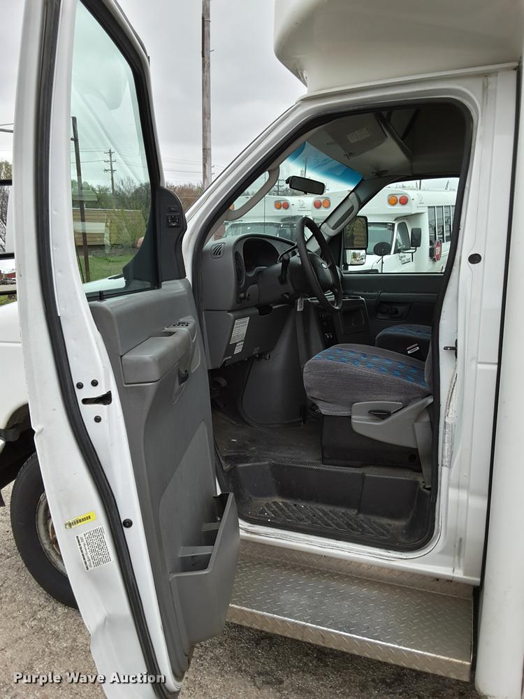 image for item DA6015 2007 Ford Econoline E450 shuttle bus