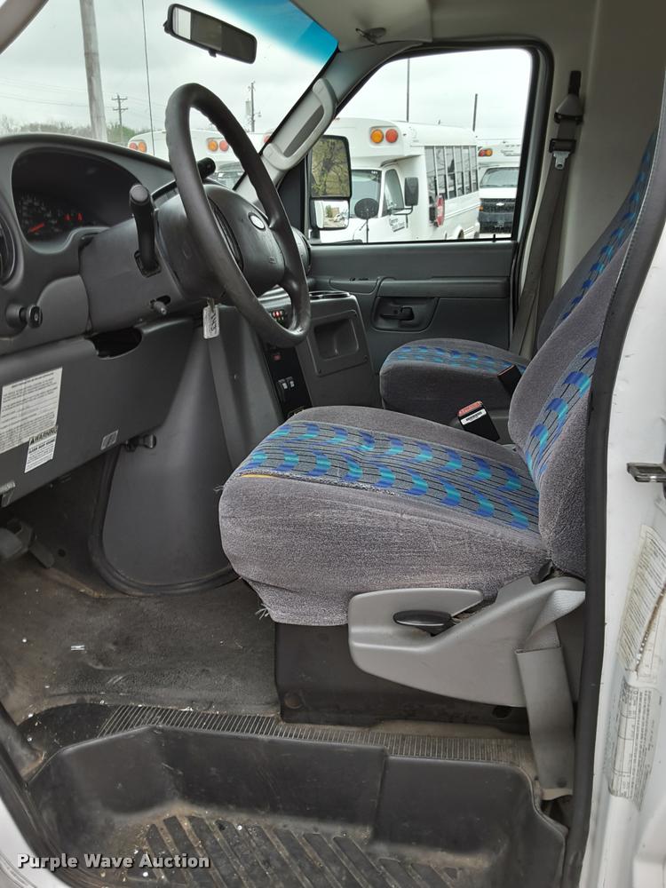image for item DA6015 2007 Ford Econoline E450 shuttle bus