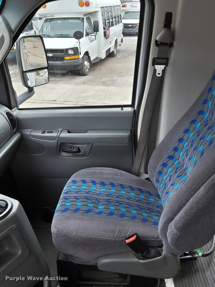 image for item DA6015 2007 Ford Econoline E450 shuttle bus