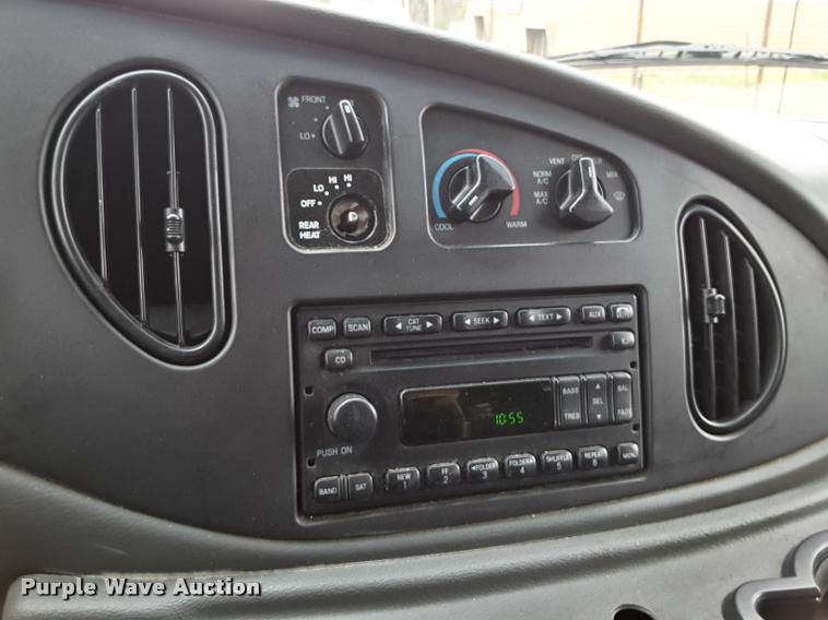 image for item DA6015 2007 Ford Econoline E450 shuttle bus