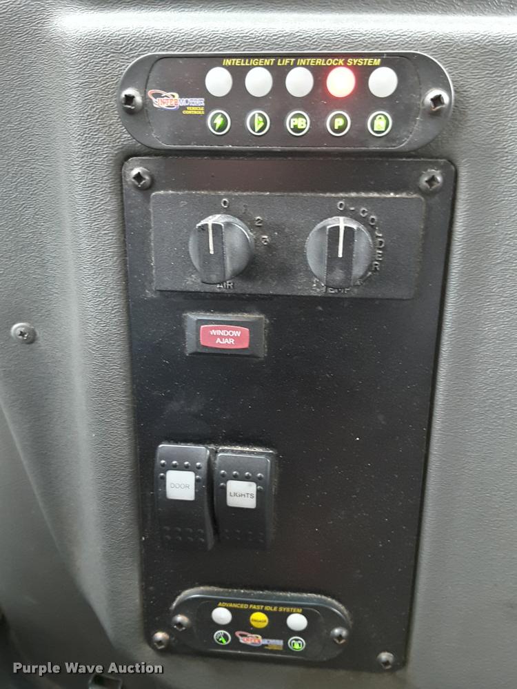 image for item DA6015 2007 Ford Econoline E450 shuttle bus