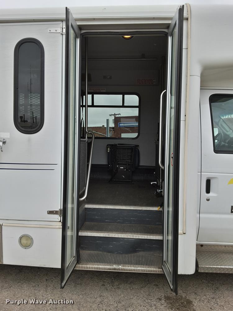 image for item DA6015 2007 Ford Econoline E450 shuttle bus