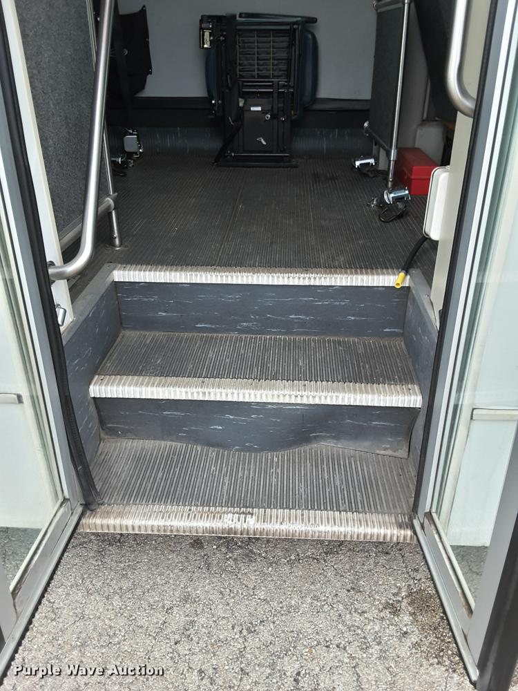 image for item DA6015 2007 Ford Econoline E450 shuttle bus