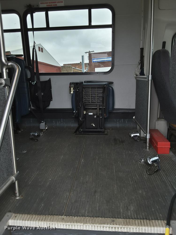 image for item DA6015 2007 Ford Econoline E450 shuttle bus