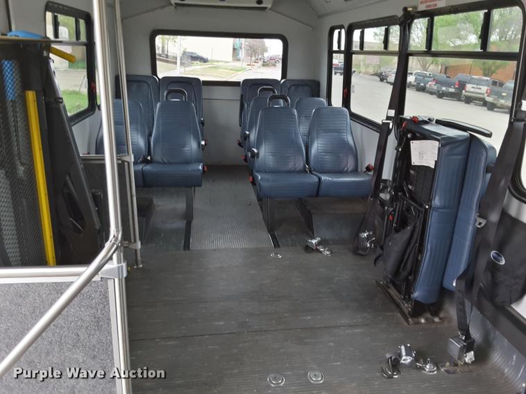 image for item DA6015 2007 Ford Econoline E450 shuttle bus