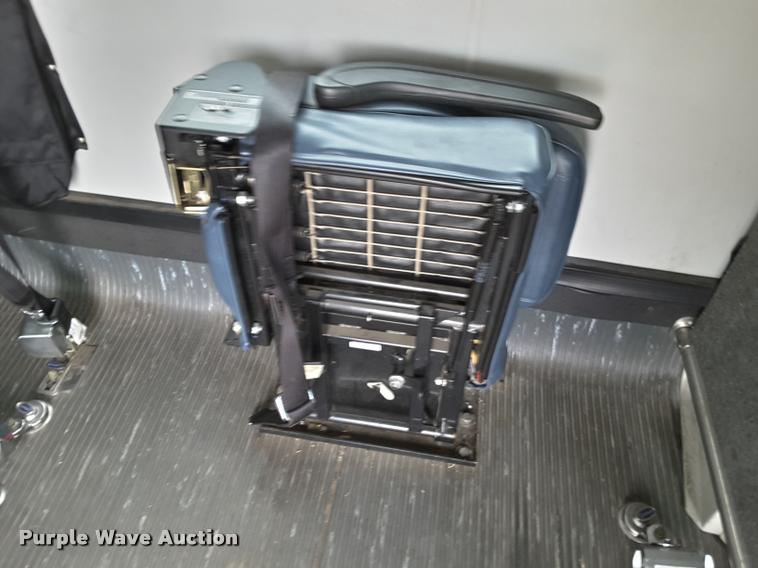 image for item DA6015 2007 Ford Econoline E450 shuttle bus