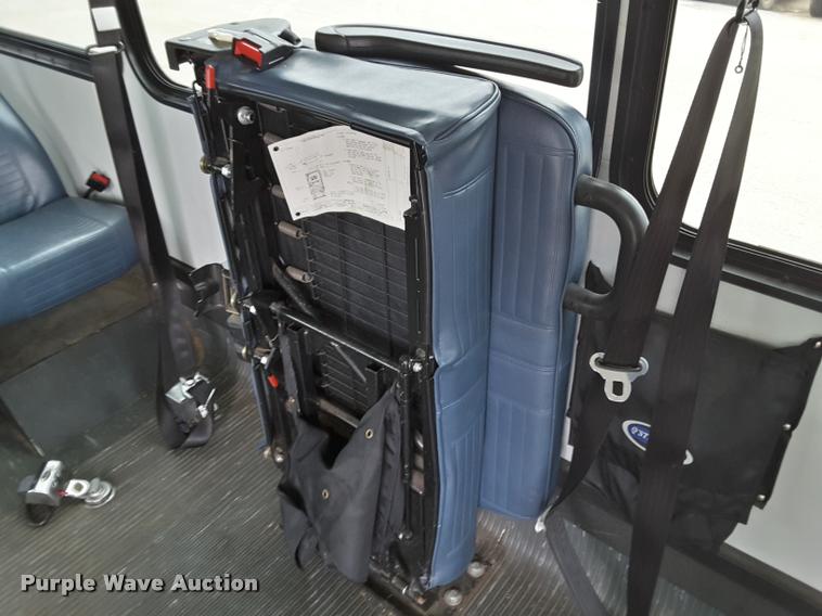 image for item DA6015 2007 Ford Econoline E450 shuttle bus
