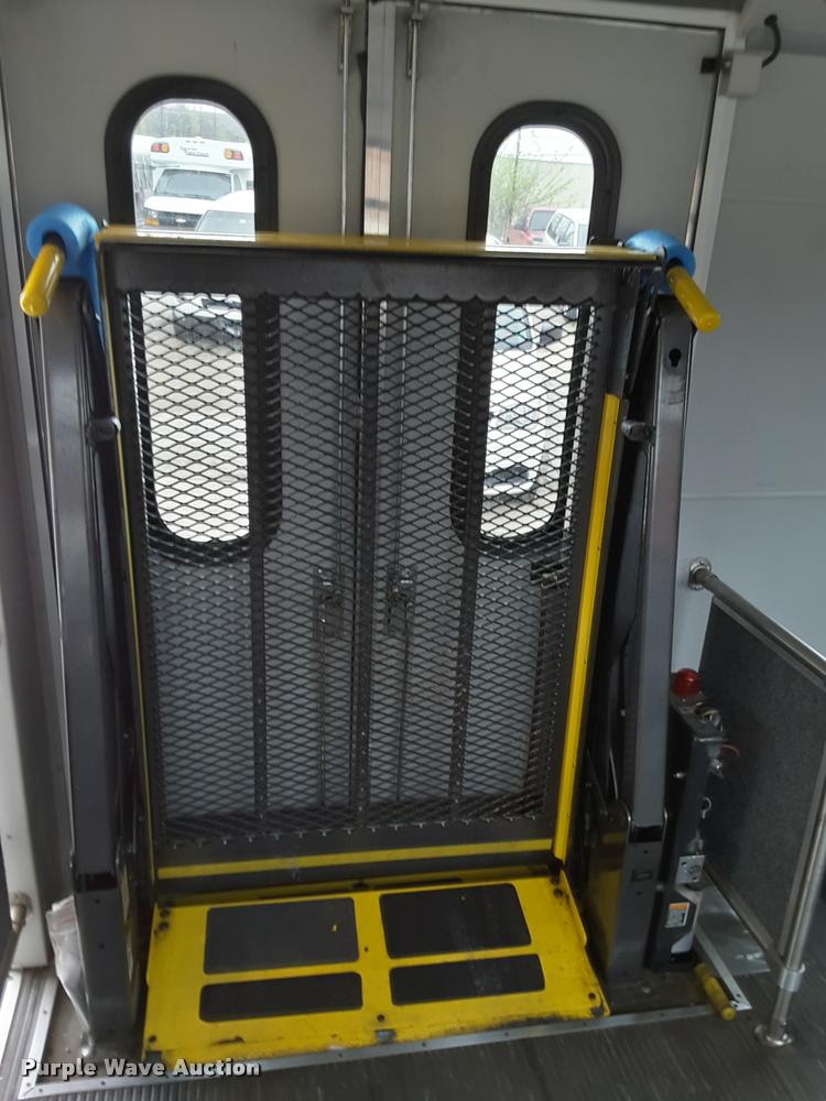 image for item DA6015 2007 Ford Econoline E450 shuttle bus