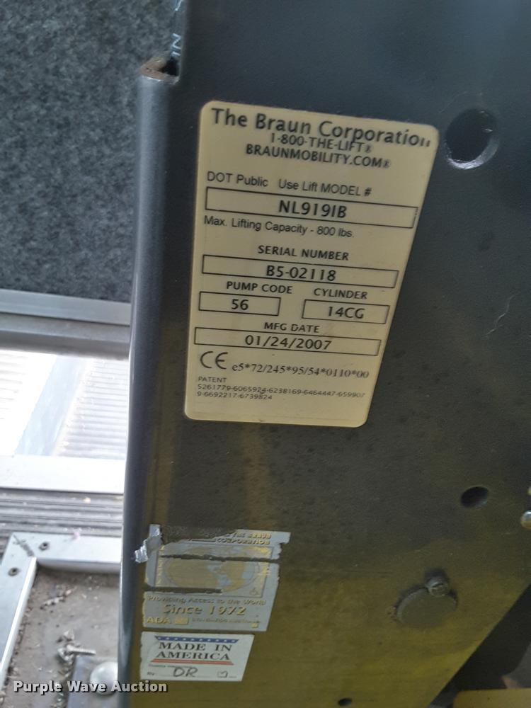 image for item DA6015 2007 Ford Econoline E450 shuttle bus