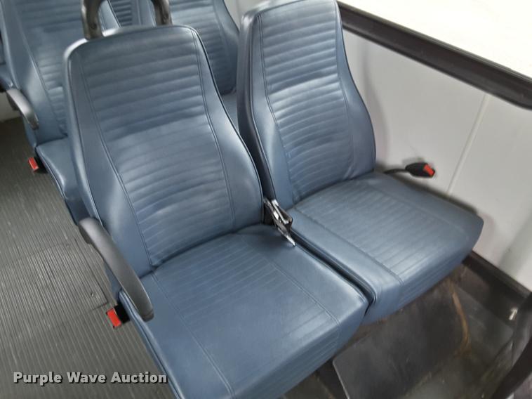 image for item DA6015 2007 Ford Econoline E450 shuttle bus