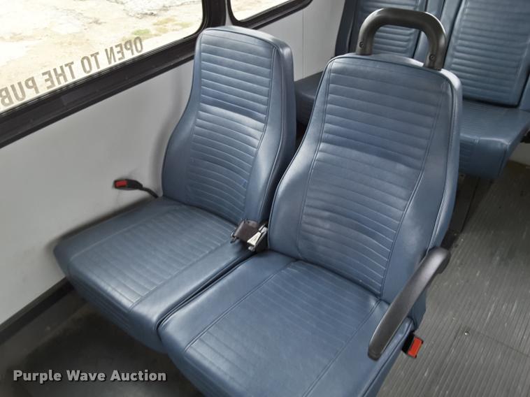 image for item DA6015 2007 Ford Econoline E450 shuttle bus