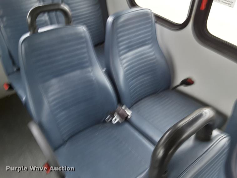 image for item DA6015 2007 Ford Econoline E450 shuttle bus