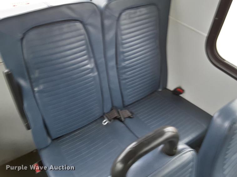 image for item DA6015 2007 Ford Econoline E450 shuttle bus