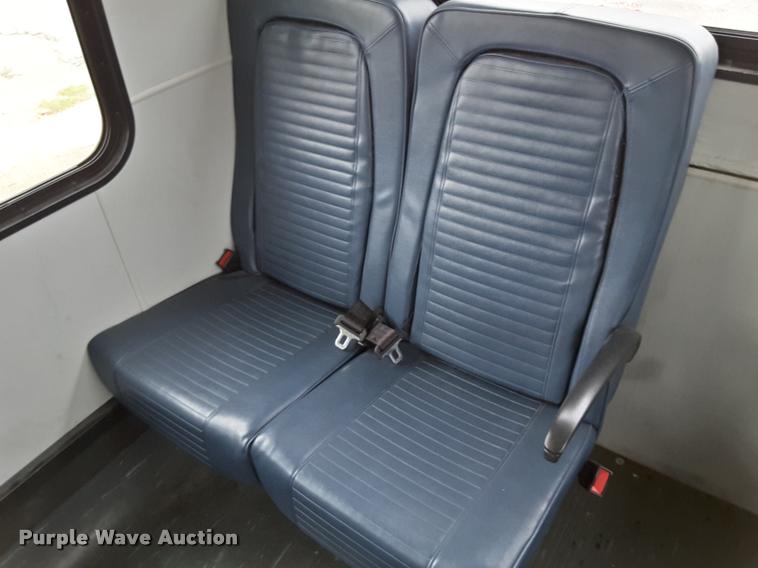 image for item DA6015 2007 Ford Econoline E450 shuttle bus