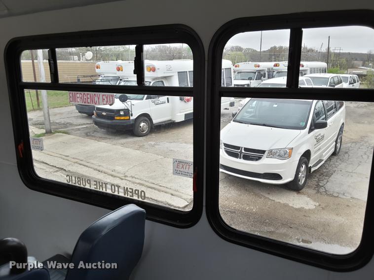 image for item DA6015 2007 Ford Econoline E450 shuttle bus