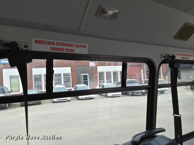 image for item DA6015 2007 Ford Econoline E450 shuttle bus