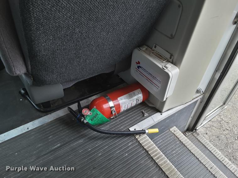 image for item DA6015 2007 Ford Econoline E450 shuttle bus