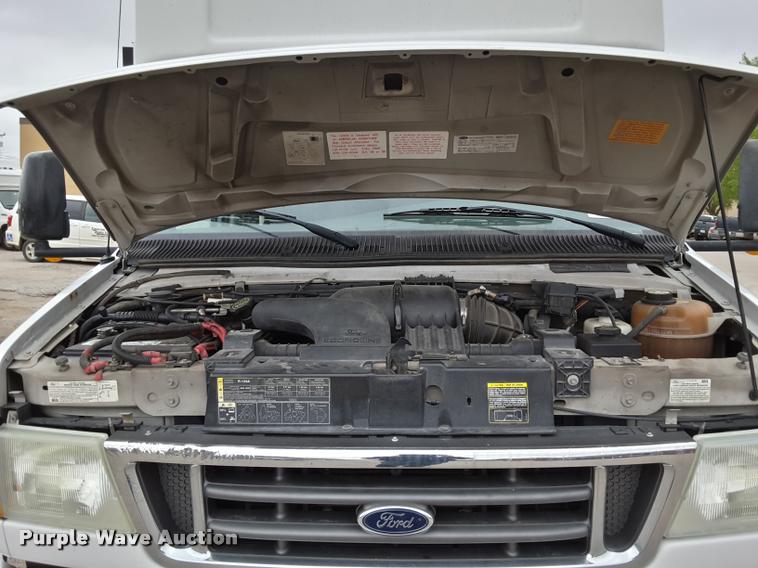image for item DA6015 2007 Ford Econoline E450 shuttle bus