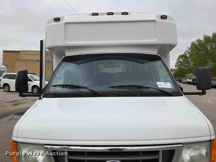 image for item DA6015 2007 Ford Econoline E450 shuttle bus
