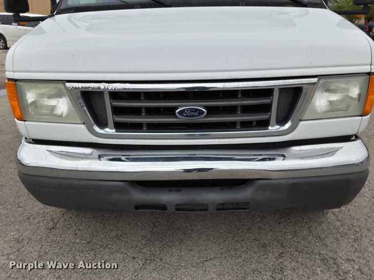 image for item DA6015 2007 Ford Econoline E450 shuttle bus
