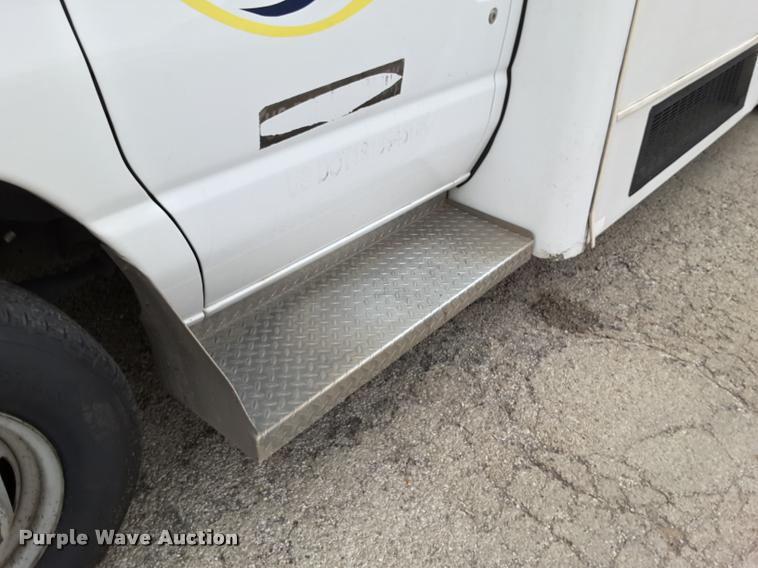 image for item DA6015 2007 Ford Econoline E450 shuttle bus