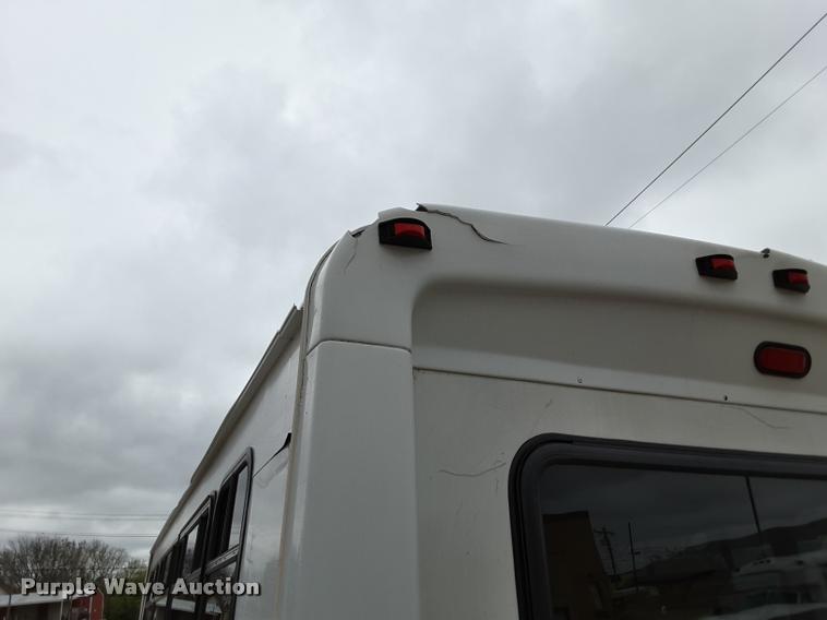 image for item DA6015 2007 Ford Econoline E450 shuttle bus