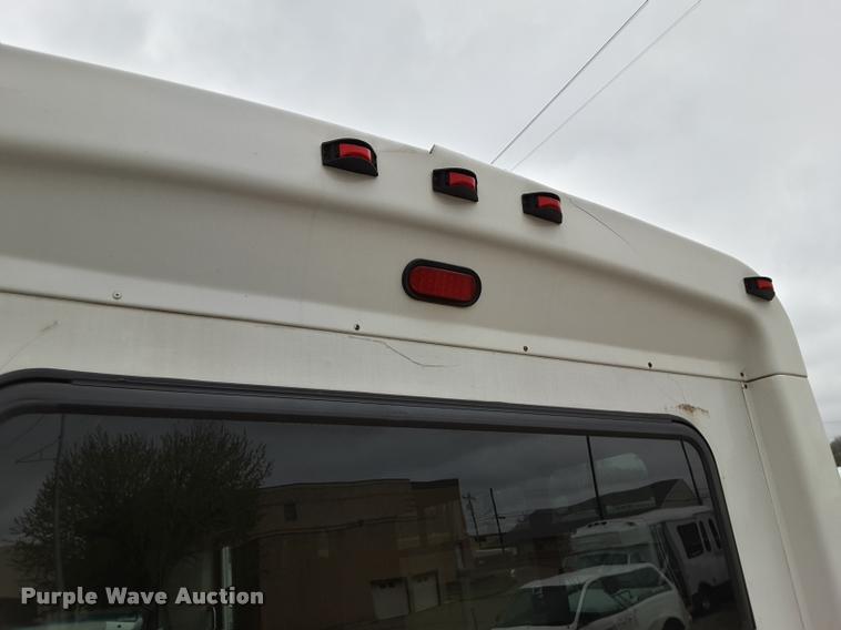image for item DA6015 2007 Ford Econoline E450 shuttle bus
